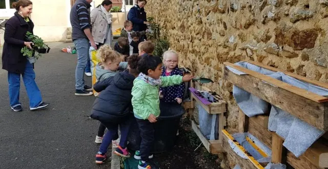 photo  les petits jardiniers en herbe de l’école du sacré-cœur, au travail pour créer leur jardin éducatif avec l’aide des artisans du végétal.  &copy;  le maine libre 