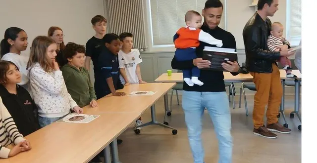 photo  un beau livre a été offert aux petits.  &copy;  le maine libre 