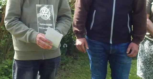 photo  le jeune apprenti baptiste gaudet en présence de son maître d’apprentissage valentin pinto da silva.  &copy;  le maine libre 