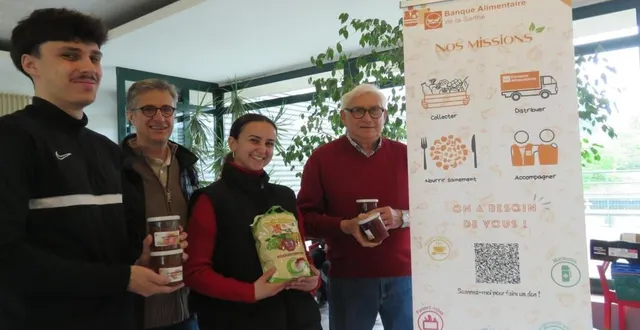 photo  giulio, stagiaire à l’asca basket, fabrice membre bureau directeur, lauriane en service civique à la banque alimentaire de la sarthe et claude, membre du conseil d’administration.  &copy;  le maine libre 