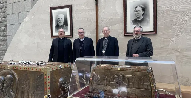 photo  de gauche à droite : le père emmanuel schwab, recteur du sanctuaire de lisieux ; mgr jacques habert, évêque de bayeux-lisieux ; mgr bruno feillet, évêque de séez ; et le père thierry hénault-morel, recteur du sanctuaire d’alençon. au premier plan, les reliquaires des saints louis et zélie martin.  &copy;  ouest-france 