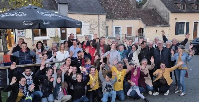 photo  au centre, au premier rang en maillot jaune, amélie et eric, avec leurs partenaires.  &copy;  le maine libre. 
