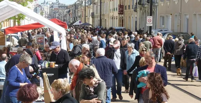 photo  pour son vingtième anniversaire, le bric-à-brac de la rue gambetta s’étendra aussi rue montoise.  &copy;  archives ouest-france 