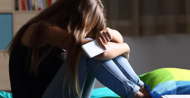 photo  « pour des jeunes vulnérables, les réseaux sociaux, c’est un peu la poursuite du confinement, avec un accès à des contenus d’une violence inimaginable. ça a une influence sur le passage à l’acte », estime le dr marianne piron-prunier, pédopsychiatre à l’établissement public de santé mentale de la sarthe.  &copy;  antonioguillem/getty images/istockphoto 