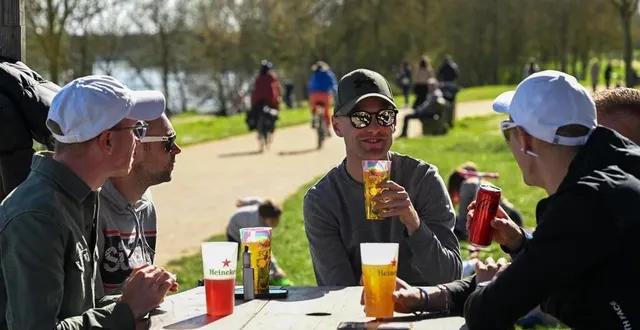 photo  à l’image du héron carré en bord de maine à angers, les guinguettes, ces bars-restaurants populaires en plein air au bord de l’eau où l’on peut danser, sont très prisées quand les beaux jours reviennent.  &copy;  photo co - laurent combet 