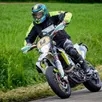 photo le sarthois tanguy brebion au guidon de sa moto husqvarna.