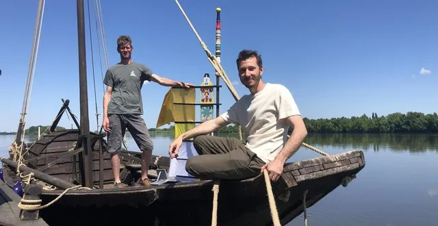 photo  benjamin vandamme - avec le guirouet du bateau - et vincent racinet, membres de l’association jeanne camille du thoureil. pendant huit ans, avec les autres bénévoles, ils ont sauvé pas à pas val de vienne, l’un des plus beaux bateaux traditionnels de la loire.  &copy;  ouest-france 