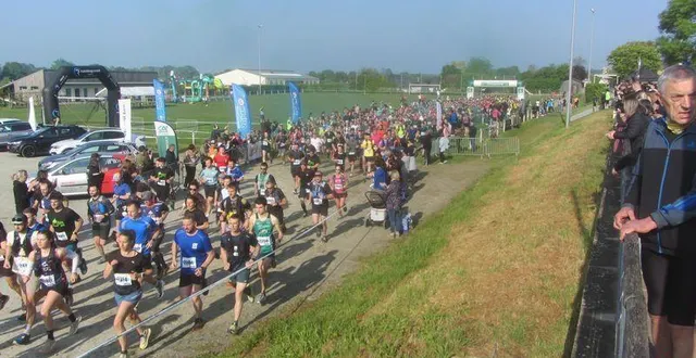 photo  dimanche matin, les nombreux participants au trail du granit ont pris le départ sous un soleil radieux.  &copy;  co 