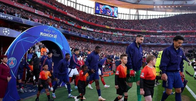 photo les joueurs parisiens à l’emirates stadium, mardi 29 avril. pour le match retour, les places au parc des princes sont une denrée rare. © franck fife / afp