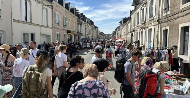 photo  rue montoise, de nombreux stands ont pris place ce 1er mai 2025 pour le bric-à-brac. une nouveauté pour les vingt ans de l’événement.  &copy;  ouest-france 
