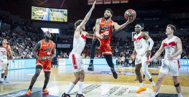 photo  décisif en fin de match en faveur du msb, tashawn thomas s’est blessé contre bourg-en-bresse.  &copy;  dominique breugnot 