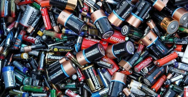 photo  les piles qui sont jetées dans les sacs jaunes peuvent provoquer des incendies dans les centres de tri.  &copy;  reuters 