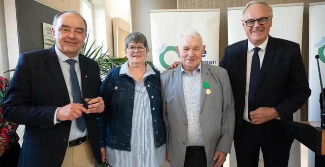 photo  roger duval, bénévole à la foire de montilly-sur-noireau et à la selle-la-forge a été distingué par le département, vendredi 25 avril 2025.  &copy;  conseil départemental 