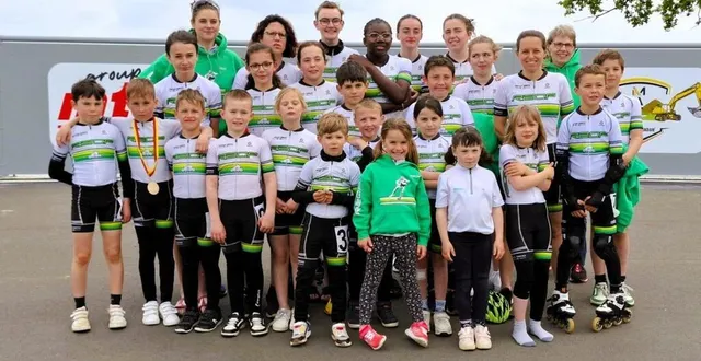 photo  le team r2cp, en grande forme, prend la pose dans un virage du nouveau circuit de val-au-perche.  &copy;  r2cp 