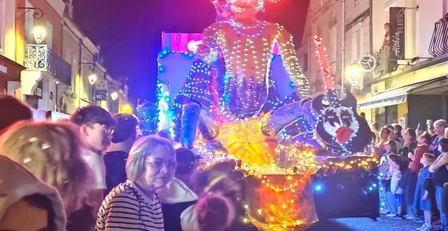 photo  le défilé de nuit reste un moment magique. les carnavaliers y mettent tout leur cœur.  &copy;  ouest-france 