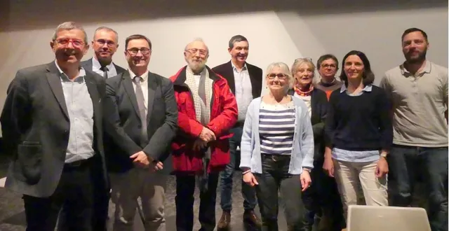 photo  les responsables du lycée flora-tristan et les élus autour du professeur andré cicolella président du réseau environnement santé avant la signature de la charte : villes et territoires sans perturbateurs endocriniens.  &copy;  ouest-france 