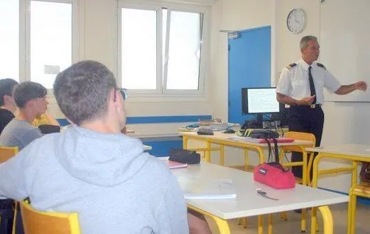 photo  le commandant rouillard présentant son parcours individuel et la progression de ses acquis professionnels au fil de sa carrière.  &copy;  le maine libre 