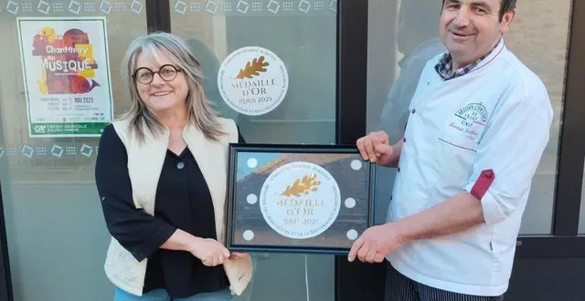 photo  sandra le flahec, présidente du comité d’animation de chantenayet laurent berthier, artisan charcutier de chantenay.  &copy;  maine libre 