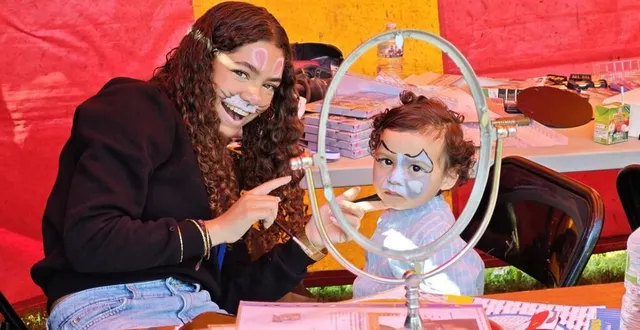 photo  séance de maquillage pour le petit chasseur très concentré.  &copy;  ouest-france 