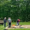photo  un groupe de bénévoles a restauré le terrain de boules de l’aire de loisirs. 