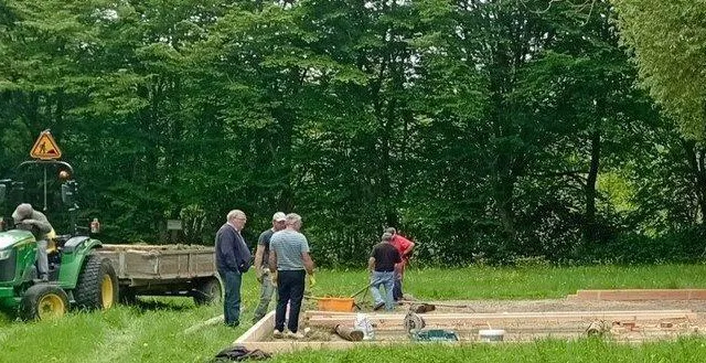 photo  un groupe de bénévoles a restauré le terrain de boules de l’aire de loisirs.  &copy;  mairie de vivoin 