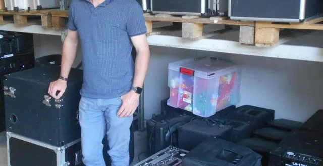 photo  pierre dufresne devant le matériel de location.  &copy;  ouest-france 