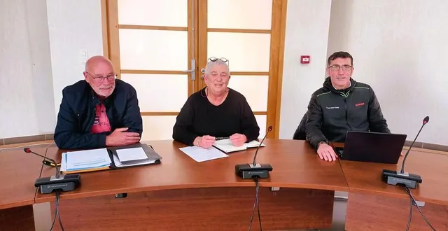 photo  de gauche à droite : jean-marc chaveroux, chargé des bâtiments publics, irène boyer, maire de moncé-en-belin, et olivier guyon en charge de la programmation budgétaire.  &copy;  ouest-france. 