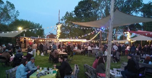 photo  la ménitré, vendredi 25 avril. dès sa première soirée, la guinguette la dérive a attiré des centaines de curieux.  &copy;  co 