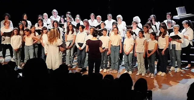 photo  le petit chœur de l’école de musique, accompagné par les classes de formation musicale de cécile thomas, s’est produit dimanche.  &copy;  le maine libre. 
