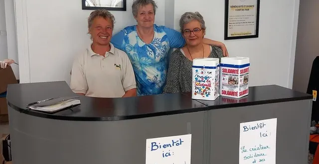 photo  de gauche à droite anne maillot, marie claude leroi et nathalie bedo, bénévoles au secours populaire  &copy;  ouest-france. 