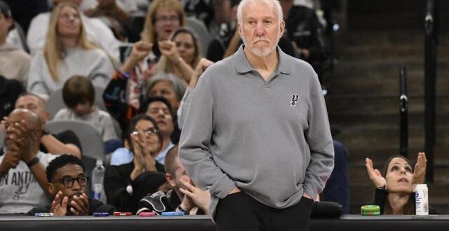 photo gregg popovich sur le banc des spurs le 28 octobre 2024. © david dow / getty images via afp