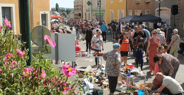 photo  il y avait des exposants tout au long de la rue de sablé, dans le bourg d’auvers-le-hamon, pour le vide-greniers, jeudi 1er mai 2025.  &copy;  ouest-france 