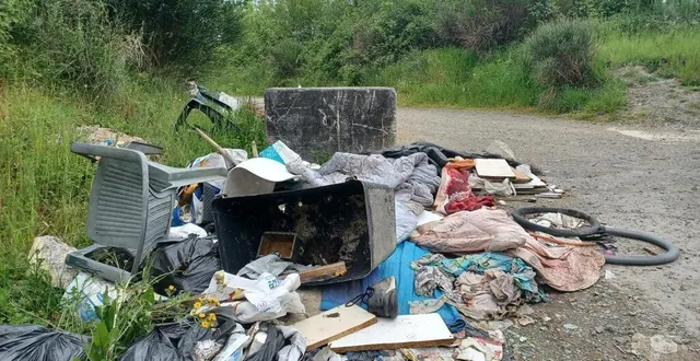 photo  angers, le 24 avril 2025. chemin de la tournerie, près d’une zone naturelle, les déchets s’accumulent au bord de la voie verte fréquentée par les piétons et cyclistes.  &copy;  co - maxime davoust 