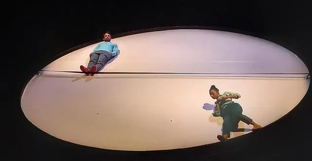 photo  ces deux êtres installés sur cette surface brillante et mouvante vont-ils se rencontrer et comment ? ainsi débute le spectacle « thaumazein » présenté mercredi dernier au thv.  &copy;  ouest-france 