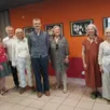 photo lors de l’inauguration de l’exposition originale « corpus », au centre, l’artiste florian dudouit, entouré de ses parents, des trois coprésidentes de l’association arbeauressens et de plusieurs élus.