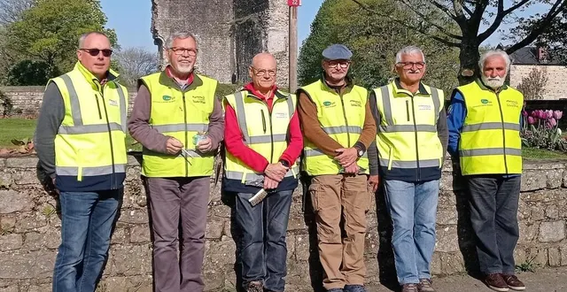 photo  l’équipe des six baliseurs des randonneurs du domfrontais, chargée du nouveau balisage du gr 22, dans la cité.  &copy;  ouest-france 