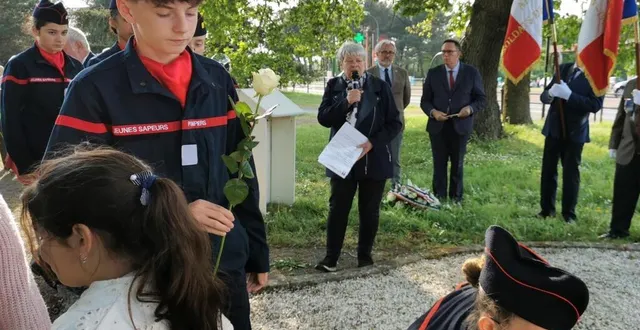 photo  de jeunes pompiers d’écommoy et des élus du conseil jeunes de mulsanne ont participé au dépôt de roses devant le panneau commémoratif portant les noms des enfants déportés  &copy;  le maine libre 