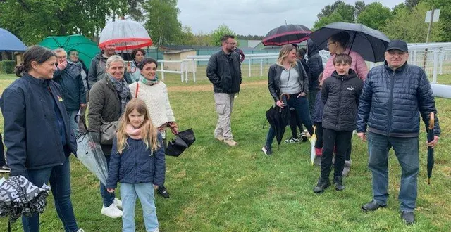 photo  une vingtaine de personnes ont visité l’hippodrome.  &copy;  le maine libre 
