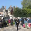 photo les membres du comité des fêtes de bonnétable organisaient, dimanche 27 avril, leur traditionnelle brocante et bric-à-brac au jardin public face au château. plus d’une centaine d’exposants sont venus proposer leurs achalandages aux visiteurs venus eux aussi en nombre à la recherche d’objets divers. tout au long de la journée les étals ont été envahis par la foule.