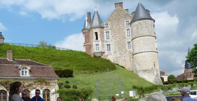 photo  les nombreux visiteurs, au départ pour une balade bucolique dans les jardins de la petite cité de caractère  &copy;  ouest-france 