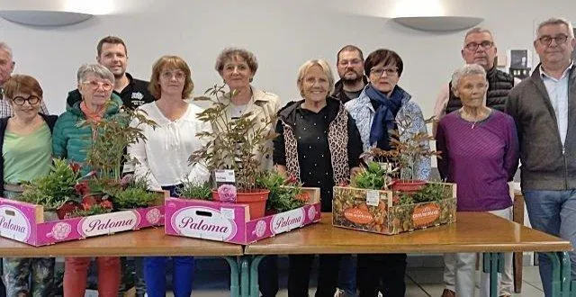 photo  les lauréats en présence des membres de la commission et de dominique normandin, maire délégué.  &copy;  co 