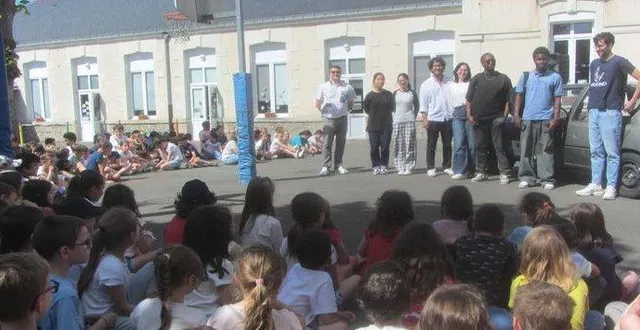 photo  de gauche à droite : hugues boivin, chef d’établissement, kaede (japon), yajing (chine), rodrigo (mexique), madeleine (états-unis), médard (congo), rené (togo), et tom chaineau qui participera à l’europ’raid.  &copy;  co 