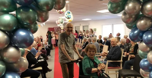 photo  mazé-milon, le 25 avril 2025. maurice et janine ont été deux des vedettes de ce défilé, leurs passages resteront longtemps dans la mémoire des résidents.  &copy;  co – christophe ricci 