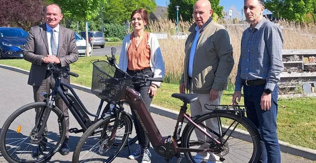 photo  emmanuel franco, pauline dieudonné, xavier mazerat et sylvestre baptista présente mai à vélo de val de sarthe.  &copy;  ouest-france 