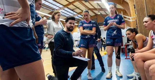 photo  thomas bealud et ses joueuses de lamboisières ont leur destin en main dans la course à la montée en nationale 1 féminine.  &copy;  co - régine lemarchand 
