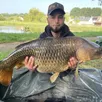 photo une prise d’exception : jason vitrolle pose avec sa carpe commune de 22 kg, rareté dans un plan d’eau de 1,3 hectare.