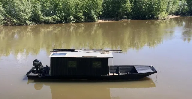 photo  la toue cabanée est la plus célèbre des embarcations traditionnelles de la loire, même si les reconstitutions actuelles offrent une cabane bien plus vastes que celle du modèle originel.  &copy;  ouest-france 