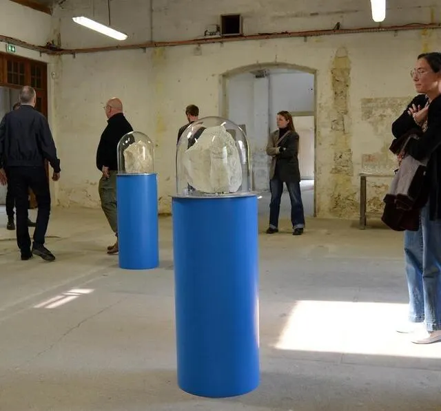 photo roches naturelles brûlées à 900 °c ont été déposées délicatement sous des cloches en verre étanches à l’air, elles-mêmes portées par des piédestaux.  ©  ouest-france