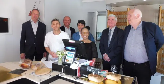 photo  les nouveaux boulangers, marie angama, 49 ans, et roland dupont, 58 ans, entourés des élus.  &copy;  le maine libre 