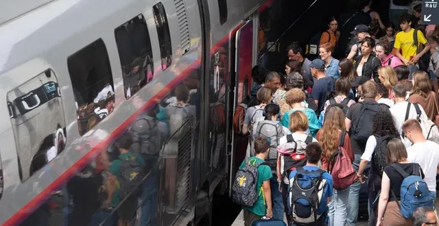 photo  la sncf informe les voyageurs sur la situation de leur train autour de 17 h, la veille du départ  &copy;  david ademas / ouest-france 